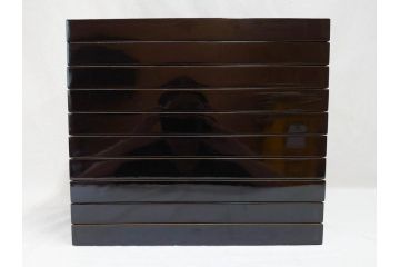 加藤勝次郎　輪島塗　総黒金縁文人松　別製　布着堅地　美しい金蒔絵が上品な雰囲気を感じさせる会席膳10客セット(木製、お膳、漆器、沈金、松葉、松の実、箱付き、袋付き)(R-070771)