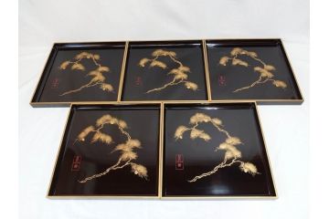 加藤勝次郎　輪島塗　総黒金縁文人松　別製　布着堅地　美しい金蒔絵が上品な雰囲気を感じさせる会席膳10客セット(木製、お膳、漆器、沈金、松葉、松の実、箱付き、袋付き)(R-070771)