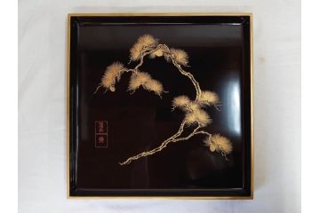 加藤勝次郎　輪島塗　総黒金縁文人松　別製　布着堅地　美しい金蒔絵が上品な雰囲気を感じさせる会席膳10客セット(木製、お膳、漆器、沈金、松葉、松の実、箱付き、袋付き)(R-070771)