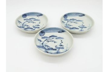 江戸期　古伊万里　染付　約13cm　4.3寸　松の絵が柔らかい雰囲気を醸し出す小皿3枚セット(深皿、和皿、和食器、四寸三分)(R-070775)