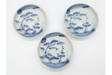 江戸期　古伊万里　染付　約13cm　4.3寸　松の絵が柔らかい雰囲気を醸し出す小皿3枚セット(深皿、和皿、和食器、四寸三分)(R-070775)