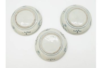 江戸期　古伊万里　染付　約13cm　4.3寸　松の絵が柔らかい雰囲気を醸し出す小皿3枚セット(深皿、和皿、和食器、四寸三分)(R-070775)