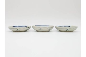江戸期　古伊万里　染付　約13cm　4.3寸　松の絵が柔らかい雰囲気を醸し出す小皿3枚セット(深皿、和皿、和食器、四寸三分)(R-070775)