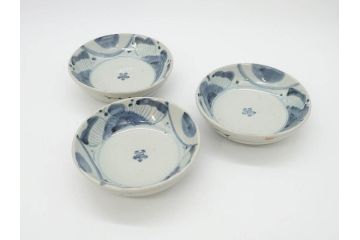 江戸期　古伊万里　染付　草花文　五弁花文　約14cm　4.4寸　落ち着いた色合いが上品な印象を与えるなます皿3枚セット(深皿、和皿、和食器、四寸四分)(R-070776)