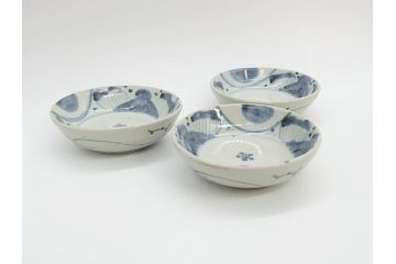 江戸期　古伊万里　染付　草花文　五弁花文　約14cm　4.4寸　落ち着いた色合いが上品な印象を与えるなます皿3枚セット(深皿、和皿、和食器、四寸四分)(R-070776)