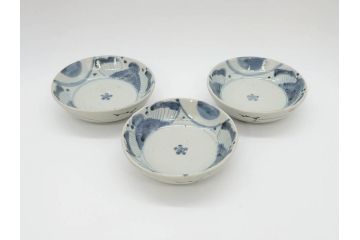 江戸期　古伊万里　染付　草花文　五弁花文　約14cm　4.4寸　落ち着いた色合いが上品な印象を与えるなます皿3枚セット(深皿、和皿、和食器、四寸四分)(R-070776)