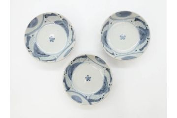江戸期　古伊万里　染付　草花文　五弁花文　約14cm　4.4寸　落ち着いた色合いが上品な印象を与えるなます皿3枚セット(深皿、和皿、和食器、四寸四分)(R-070776)