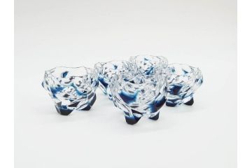 日本工芸会正会員　渡邊明　未使用品　被硝子　繊細なカットが美しく上品な雰囲気の切子器揃5客セット(酒杯、盃、ガラス、ショットグラス、ぐい呑み、共箱付き)(R-070777)
