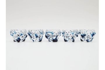日本工芸会正会員　渡邊明　未使用品　被硝子　繊細なカットが美しく上品な雰囲気の切子器揃5客セット(酒杯、盃、ガラス、ショットグラス、ぐい呑み、共箱付き)(R-070777)