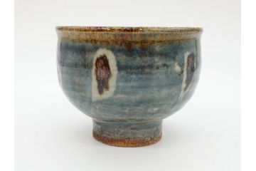 武内晴二郎　約13cm　4.1寸　上品な和の雰囲気溢れる抜絵呉須茶碗(抹茶碗、茶道具、茶器、和食器、四寸一分、共箱付き)(R-070781)