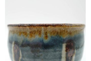 武内晴二郎　約13cm　4.1寸　上品な和の雰囲気溢れる抜絵呉須茶碗(抹茶碗、茶道具、茶器、和食器、四寸一分、共箱付き)(R-070781)