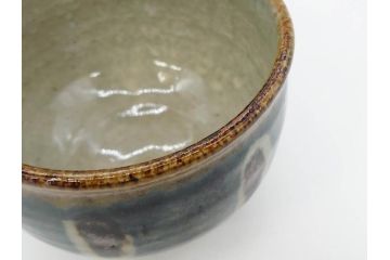 武内晴二郎　約13cm　4.1寸　上品な和の雰囲気溢れる抜絵呉須茶碗(抹茶碗、茶道具、茶器、和食器、四寸一分、共箱付き)(R-070781)