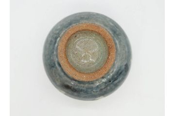 武内晴二郎　約13cm　4.1寸　上品な和の雰囲気溢れる抜絵呉須茶碗(抹茶碗、茶道具、茶器、和食器、四寸一分、共箱付き)(R-070781)