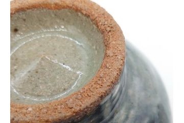 武内晴二郎　約13cm　4.1寸　上品な和の雰囲気溢れる抜絵呉須茶碗(抹茶碗、茶道具、茶器、和食器、四寸一分、共箱付き)(R-070781)