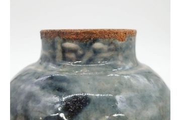 武内晴二郎　約13cm　4.1寸　上品な和の雰囲気溢れる抜絵呉須茶碗(抹茶碗、茶道具、茶器、和食器、四寸一分、共箱付き)(R-070781)