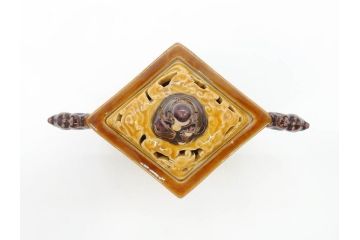 九谷焼　徳田八十吉　瑞稲釉(瑞穂?)　菱形　四天王図　龍双耳　観音摘　意匠を凝らしたつくりが見事な香炉(共箱付き)(R-070782)