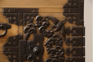 和製アンティーク　上手物!!　厚手で立派な打ち出し金具!!　総桐の六丁引き庄内箪笥(桐箪笥、桐たんす、整理タンス、衣装たんす、古箪笥、時代箪笥、引き出し)(R-070802)