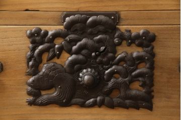 和製アンティーク　上手物!!　厚手で立派な打ち出し金具!!　総桐の六丁引き庄内箪笥(桐箪笥、桐たんす、整理タンス、衣装たんす、古箪笥、時代箪笥、引き出し)(R-070802)