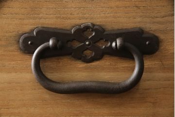 和製アンティーク　上手物!!　厚手で立派な打ち出し金具!!　総桐の庄内箪笥ローチェスト(桐箪笥、桐たんす、時代箪笥、整理タンス、衣装たんす、古箪笥、引き出し、ローボード、テレビ台、テレビボード)(R-070803)