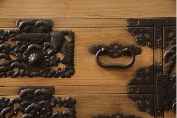 和製アンティーク　上手物!!　厚手で立派な打ち出し金具!!　総桐の庄内箪笥ローチェスト(桐箪笥、桐たんす、時代箪笥、整理タンス、衣装たんす、古箪笥、引き出し、ローボード、テレビ台、テレビボード)(R-070804)