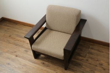 中古　北海道民芸家具　HM220　落ち着いた色合いと重厚な佇まいが魅力的なアームチェア(1人掛けソファ、アームソファ、椅子、イス)(R-070807)