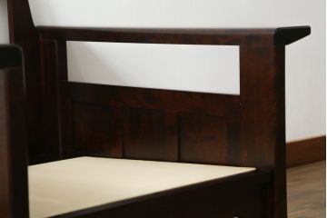 中古　北海道民芸家具　HM220　落ち着いた色合いと重厚な佇まいが魅力的なアームチェア(1人掛けソファ、アームソファ、椅子、イス)(R-070807)