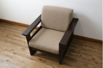 中古　北海道民芸家具　HM220　落ち着いた色合いと重厚な佇まいが魅力的なアームチェア(1人掛けソファ、アームソファ、椅子、イス)(R-070808)