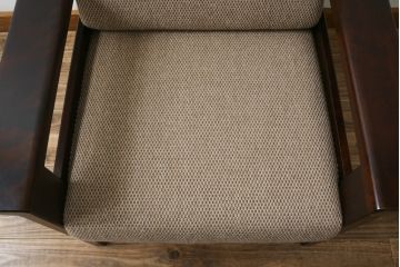 中古　北海道民芸家具　HM220　落ち着いた色合いと重厚な佇まいが魅力的なアームチェア(1人掛けソファ、アームソファ、椅子、イス)(R-070808)