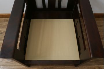 中古　北海道民芸家具　HM220　落ち着いた色合いと重厚な佇まいが魅力的なアームチェア(1人掛けソファ、アームソファ、椅子、イス)(R-070808)