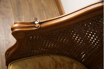 フランスアンティーク　高級品!!　ビーチ材　手の込んだ造りが魅力のラタンアームチェア(イージーチェア、ラウンジチェア、1人掛けソファ、椅子、イス)(R-070810)