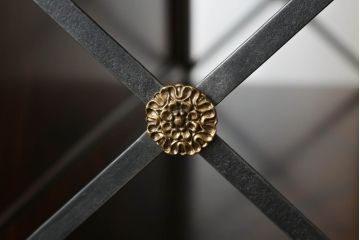 中古　美品!!　イギリス家具　MAITLAND-SMITH(メートランドスミス)　クラシカルな佇まいが美しい凝ったデザインのオープンシェルフ(ブックシェルフ、飾り棚、本棚、英国)(定価約58万円)(R-070811)