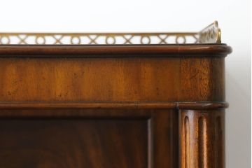 中古　美品!!　イギリス家具　MAITLAND-SMITH(メートランドスミス)　クラシカルな佇まいが美しい凝ったデザインのオープンシェルフ(ブックシェルフ、飾り棚、本棚、英国)(定価約58万円)(R-070811)