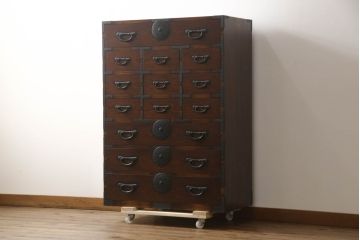 中古　高級品!!　引き出し13杯の収納力が魅力的なアンティーク調帳場箪笥(チェスト、時代箪笥、和タンス、収納たんす、整理タンス、引き出し)(R-070812)