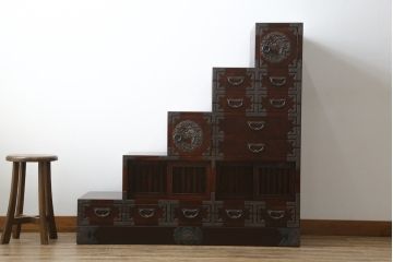 中古　岩谷堂箪笥　欅(ケヤキ)材　前面玉杢仕様　伝統工芸士「菊広」作　雲龍紋の手打ち金具が目を惹く階段箪笥(和箪笥、収納箪笥、引き出し)(定価約140万円)(R-070836)