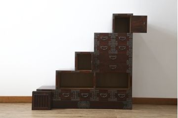 中古　岩谷堂箪笥　欅(ケヤキ)材　前面玉杢仕様　伝統工芸士「菊広」作　雲龍紋の手打ち金具が目を惹く階段箪笥(和箪笥、収納箪笥、引き出し)(定価約140万円)(R-070836)