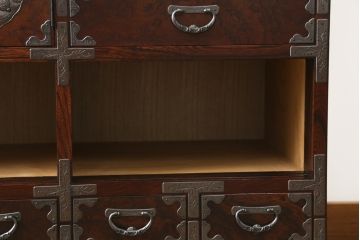中古　岩谷堂箪笥　欅(ケヤキ)材　前面玉杢仕様　伝統工芸士「菊広」作　雲龍紋の手打ち金具が目を惹く階段箪笥(和箪笥、収納箪笥、引き出し)(定価約140万円)(R-070836)