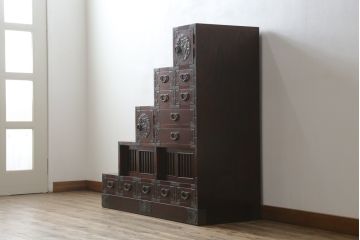 中古　岩谷堂箪笥　欅(ケヤキ)材　前面玉杢仕様　伝統工芸士「菊広」作　雲龍紋の手打ち金具が目を惹く階段箪笥(和箪笥、収納箪笥、引き出し)(定価約140万円)(R-070836)