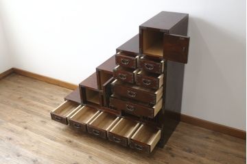 中古　岩谷堂箪笥　欅(ケヤキ)材　前面玉杢仕様　伝統工芸士「菊広」作　雲龍紋の手打ち金具が目を惹く階段箪笥(和箪笥、収納箪笥、引き出し)(定価約140万円)(R-070836)