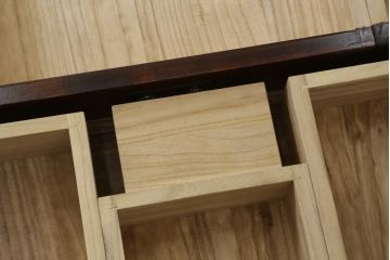 中古　岩谷堂箪笥　欅(ケヤキ)材　前面玉杢仕様　伝統工芸士「菊広」作　雲龍紋の手打ち金具が目を惹く階段箪笥(和箪笥、収納箪笥、引き出し)(定価約140万円)(R-070836)