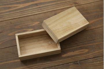 中古　岩谷堂箪笥　欅(ケヤキ)材　前面玉杢仕様　伝統工芸士「菊広」作　雲龍紋の手打ち金具が目を惹く階段箪笥(和箪笥、収納箪笥、引き出し)(定価約140万円)(R-070836)