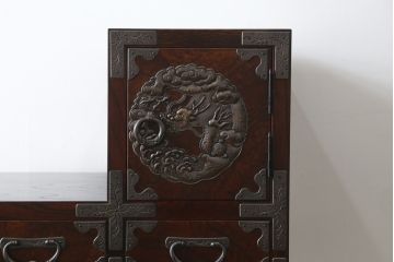 中古　岩谷堂箪笥　欅(ケヤキ)材　前面玉杢仕様　伝統工芸士「菊広」作　雲龍紋の手打ち金具が目を惹く階段箪笥(和箪笥、収納箪笥、引き出し)(定価約140万円)(R-070836)