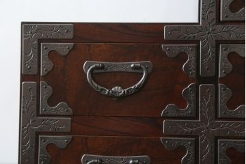中古　岩谷堂箪笥　欅(ケヤキ)材　前面玉杢仕様　伝統工芸士「菊広」作　雲龍紋の手打ち金具が目を惹く階段箪笥(和箪笥、収納箪笥、引き出し)(定価約140万円)(R-070836)