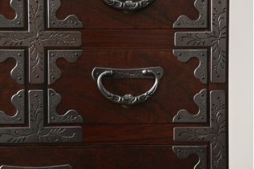 中古　岩谷堂箪笥　欅(ケヤキ)材　前面玉杢仕様　伝統工芸士「菊広」作　雲龍紋の手打ち金具が目を惹く階段箪笥(和箪笥、収納箪笥、引き出し)(定価約140万円)(R-070836)