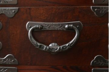 中古　岩谷堂箪笥　欅(ケヤキ)材　前面玉杢仕様　伝統工芸士「菊広」作　雲龍紋の手打ち金具が目を惹く階段箪笥(和箪笥、収納箪笥、引き出し)(定価約140万円)(R-070836)