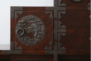中古　岩谷堂箪笥　欅(ケヤキ)材　前面玉杢仕様　伝統工芸士「菊広」作　雲龍紋の手打ち金具が目を惹く階段箪笥(和箪笥、収納箪笥、引き出し)(定価約140万円)(R-070836)