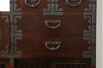 中古　岩谷堂箪笥　欅(ケヤキ)材　前面玉杢仕様　伝統工芸士「菊広」作　雲龍紋の手打ち金具が目を惹く階段箪笥(和箪笥、収納箪笥、引き出し)(定価約140万円)(R-070836)