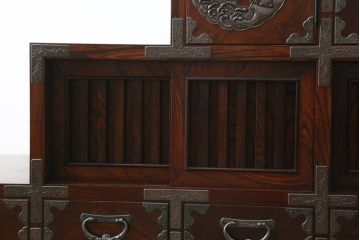 中古　岩谷堂箪笥　欅(ケヤキ)材　前面玉杢仕様　伝統工芸士「菊広」作　雲龍紋の手打ち金具が目を惹く階段箪笥(和箪笥、収納箪笥、引き出し)(定価約140万円)(R-070836)