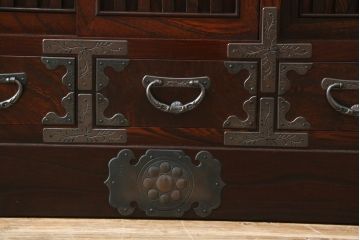 中古　岩谷堂箪笥　欅(ケヤキ)材　前面玉杢仕様　伝統工芸士「菊広」作　雲龍紋の手打ち金具が目を惹く階段箪笥(和箪笥、収納箪笥、引き出し)(定価約140万円)(R-070836)