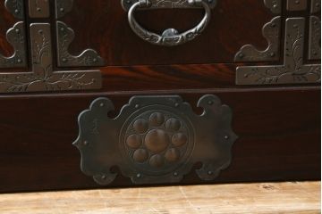中古　岩谷堂箪笥　欅(ケヤキ)材　前面玉杢仕様　伝統工芸士「菊広」作　雲龍紋の手打ち金具が目を惹く階段箪笥(和箪笥、収納箪笥、引き出し)(定価約140万円)(R-070836)