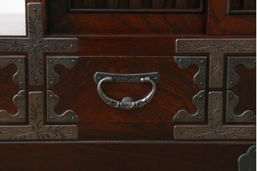 中古　岩谷堂箪笥　欅(ケヤキ)材　前面玉杢仕様　伝統工芸士「菊広」作　雲龍紋の手打ち金具が目を惹く階段箪笥(和箪笥、収納箪笥、引き出し)(定価約140万円)(R-070836)